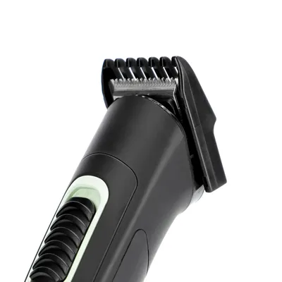 Zwarte elektrische trimmer met verstelbare kam, geschikt voor nauwkeurig knippen en verzorging.