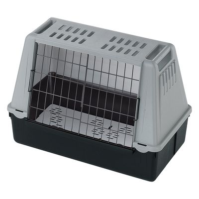 Transportkasse i plast med metalgitterdør, bærehåndtag og ventilationshuller i låget. Sort bund og gråt låg. Ingen synlige mærker eller tekst.