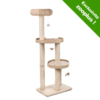 Arbre à chat beige avec trois plateformes en corde et osier, deux jouets suspendus. Bandeau vert en haut à droite : Exclusivité zooplus !