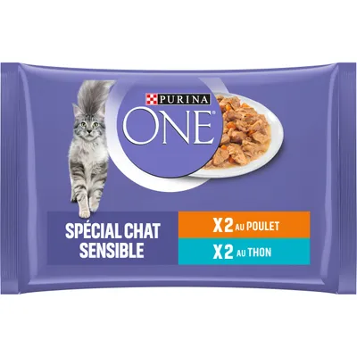 Purina ONE Spécial Chat Sensible, X2 au poulet, X2 au thon. Image d’un chat et d’une assiette de morceaux de viande sur l’emballage.