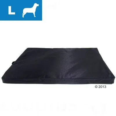 Suorakulmainen musta lemmikkipatja, koko L. Vasemmassa yläkulmassa sininen laatikko, jossa valkoinen koiran siluetti ja kirjain L. Suorakulmainen musta lemmikkipatja, koko L. Vasemmassa yläkulmassa sininen laatikko, jossa valkoinen koiran siluetti ja kirjain L.