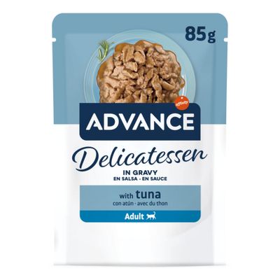 ADVANCE Delicatessen en salsa con atún, 85 g, para gatos adultos. La imagen del producto muestra trozos en salsa.