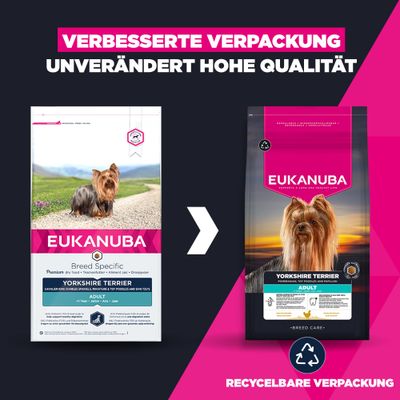 Eukanuba Yorkshire Terrier Adult Hundefutter mit Hinweis auf verbesserte, recycelbare Verpackung und unverändert hohe Qualität. Zwei verschiedene Verpackungsdesigns abgebildet.