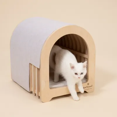 Maison pour chat en bois avec toit en feutre et coussin, chat blanc quittant la maison. Inscription : natural paradise. Maison pour chat en bois avec toit en feutre et coussin, chat blanc quittant la maison. Inscription : natural paradise.
