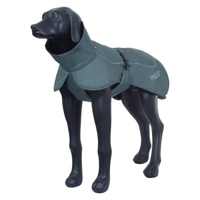 Hundemantel in Dunkelgrün mit hohem Kragen und reflektierender Paspel, seitlicher Klickverschluss, Markenname 'rukka' sichtbar.