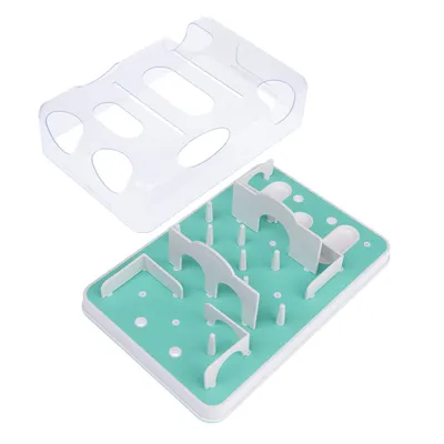Giocattolo per pet con base verde, ostacoli bianchi e copertura trasparente rimovibile. Favorisce interattività e destrezza.