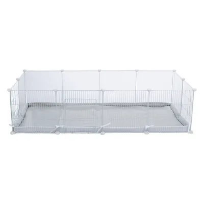 Parc rectangulaire pour petits animaux, structure en métal blanc avec parois grillagées et fond en tissu gris, porte visible sur un côté.