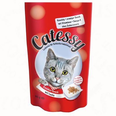 Catessy Knabber-Snack mit Lachs, 65 g. Teksti: Knackig + cremiger Snack mit Vitaminen + Omega-3 ohne Zuckerzusatz. Pro Stück weniger als 2 Kalorien. Kuvassa kissan kasvot ja herkkuja kulhossa.