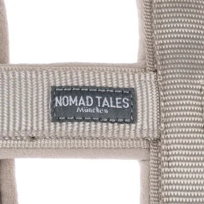 Nomad Tales München. Label op beige stof en geweven materiaal.