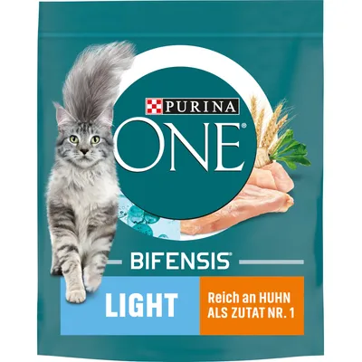 Purina ONE Bifensis Light kattmat, synlig text: 'Reich an HUHN ALS ZUTAT NR. 1', bild på grå katt, kycklingkött, spannmål och örter på förpackningen.