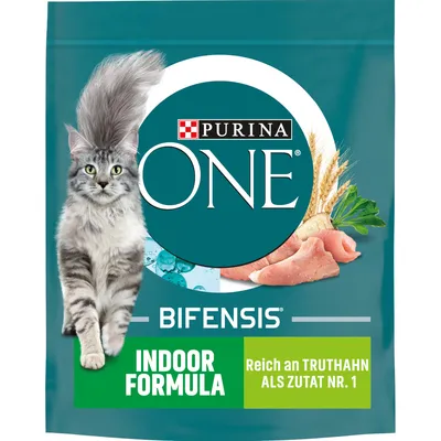 Purina ONE Bifensis Indoor Formula, bogat în curcan ca ingredient principal, cu grâu și legume. Ambalajul prezintă o pisică gri și imagini cu ingrediente.