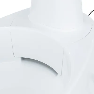 Närbild av en vit dricksfontän i plast med integrerad vattenbehållare och kabelanslutning.