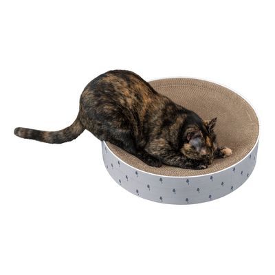 Kat op ronde krabkarton met opstaande rand, buitenzijde bedrukt met kleine zwarte boompjes. Materiaal: karton. Kat is zichtbaar slapend of rustend in het midden.