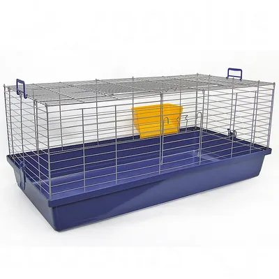 Cage rectangulaire avec base en plastique bleu, structure en métal et mangeoire jaune à l’intérieur. Poignées visibles sur le dessus et les côtés.