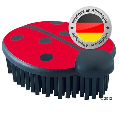 Brosse en plastique rouge et noir en forme de coccinelle, texte visible : Fabriqué en Allemagne sur un badge rond avec drapeau allemand. Brosse en plastique rouge et noir en forme de coccinelle, texte visible : Fabriqué en Allemagne sur un badge rond avec drapeau allemand.