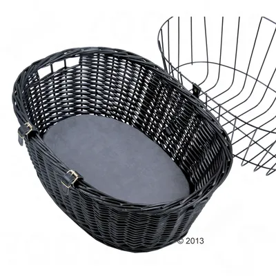 Svart cykelkorg av flätat material med avtagbart metallgaller och vadderad bottenmatta. Två synliga spännen för fastsättning.