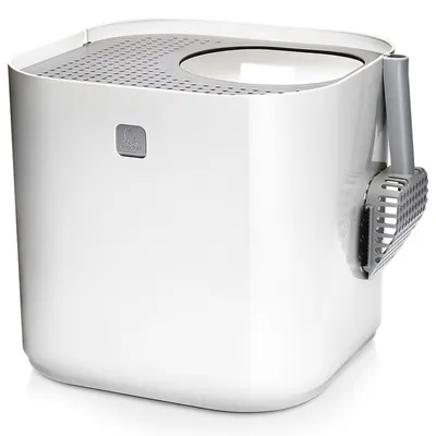 Modkat kattenbak van wit plastic met bovenin een rond gat en grijze schep aan de zijkant bevestigd. Modkat merklogo zichtbaar op de voorkant. Modkat kattenbak van wit plastic met bovenin een rond gat en grijze schep aan de zijkant bevestigd. Modkat merklogo zichtbaar op de voorkant.