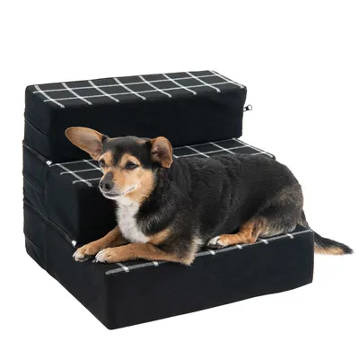 Zwarte trap met ruitpatroon, geschikt voor huisdieren. Kleine hond ligt op de bovenste trede.