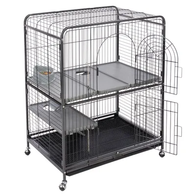 Cage à deux niveaux en métal avec plateaux en plastique, portes latérales ouvertes, gamelle grise visible sur l’étagère supérieure, roulettes au sol.