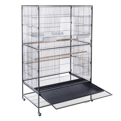 Grande cage en métal sur roulettes avec deux perchoirs en bois, deux mangeoires et une grande porte avant ouverte. Fond amovible visible pour le nettoyage.