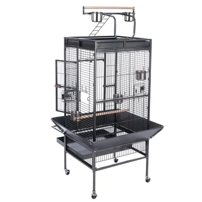 Grande cage à oiseaux en métal noir avec perchoirs en bois, écuelles en acier inoxydable, échelle, plateau amovible et roulettes. Porte latérale visible.