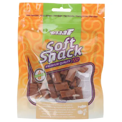 Braaaf Soft Snack Premium Quality, graanvrij. Zalmsticks met pompoen en selderij. Voor honden. Verpakking met oranje design en productafbeelding.