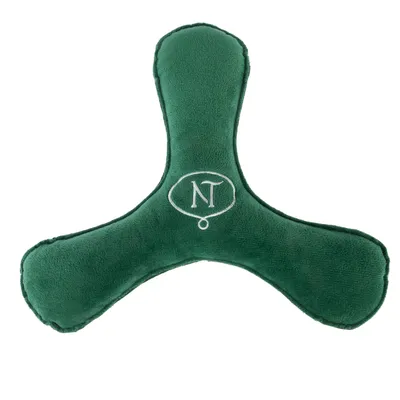 Jouet vert en tissu en forme de trident avec broderie blanche 'NT' au centre, aucune autre information visible.