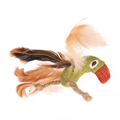 Jouet pour chat en forme d’oiseau, corps en tissu vert, bec orange, pattes en corde et plumes marron et noires visibles à l’arrière et sur la tête.
