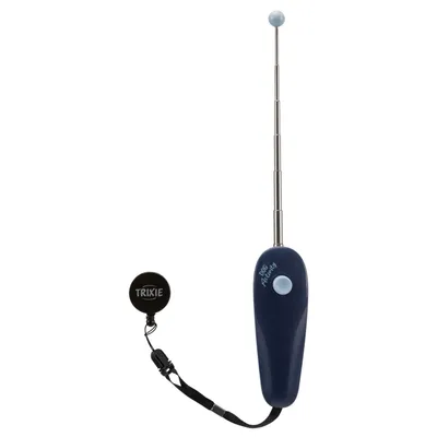 Bastoncino telescopico con manico blu, scritta visibile 'One Activity', pulsante e cordino con disco nero 'Trixie'. Punta sferica azzurra in cima all'asta metallica. Bastoncino telescopico con manico blu, scritta visibile 'One Activity', pulsante e cordino con disco nero 'Trixie'. Punta sferica azzurra in cima all'asta metallica.