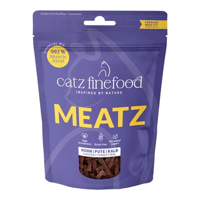Sachet catz finefood Meatz Essential Mix, 3 variétés : poulet, veau, dinde. Sans céréales, sans sucre ajouté, non testé sur les animaux. Fabriqué en Suisse. Fenêtre montrant le produit.