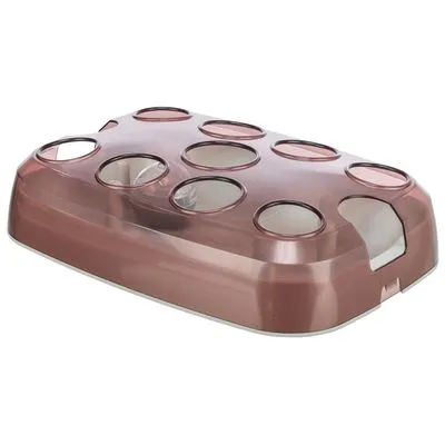 Interactief voerspel voor huisdieren van bruin plastic, rechthoekig met meerdere ronde openingen aan de bovenkant. Interactief voerspel voor huisdieren van bruin plastic, rechthoekig met meerdere ronde openingen aan de bovenkant.