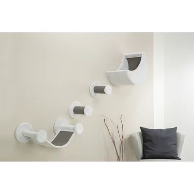 Set di mobili tiragraffi da parete con diverse superfici in sisal e una zona letto imbottita. Parete beige, design moderno, adatto all’uso verticale.