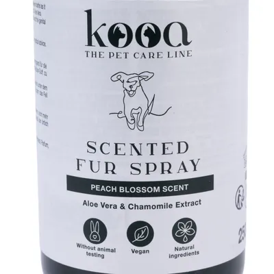 kooa Scented Fur Spray met perzikbloesemgeur, aloë vera en kamille-extract. Dierproefvrij, vegan, natuurlijke ingrediënten. Inhoud: 250ml.