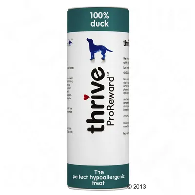 Obal s textem: 100% duck, thrive ProReward, The perfect hypoallergenic treat. Bílý tubus s modrým psem a anglickými nápisy.