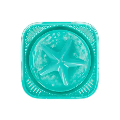 Gamelle carrée en plastique turquoise avec reliefs en forme d’étoile au centre, vue du dessus. Aucun texte ou marque visible.