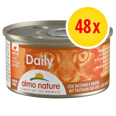 Scatoletta Almo Nature Daily per gatto adulto, grain free, con tacchino e anatra, confezione da 48 pezzi. Testo visibile: Dadini, Daily, Owned by the Animals.