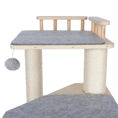 Arbre à chat en bois avec deux plateformes recouvertes de tissu gris, poteaux en sisal et balle suspendue en peluche grise.