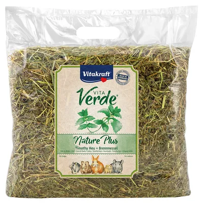 Sac de foin Vitakraft Vita Verde Nature Plus, Timothy Heu + Brennnessel, pour rongeurs. Illustrations d’animaux et mention Made in Germany visibles sur l’emballage.