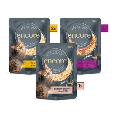 Lot de 5 sachets encore 50g : 2x Chicken Breast, 2x Chicken Breast with Duck, 1x Chicken Breast with Salmon. Texte visible : 100% natural ingredients, in gravy.