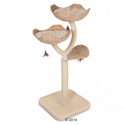 Arbre à chat en sisal et osier avec deux plateformes en forme de panier, coussins beiges amovibles et jouets suspendus à plumes, base carrée recouverte de tissu.