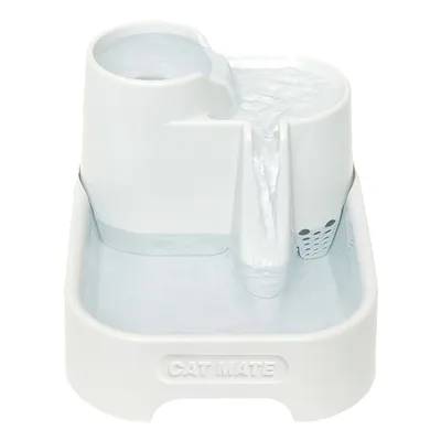 Drinkfontein van wit kunststof met stromend water en zichtbaar opschrift CAT MATE aan de voorkant. Drinkfontein van wit kunststof met stromend water en zichtbaar opschrift CAT MATE aan de voorkant.