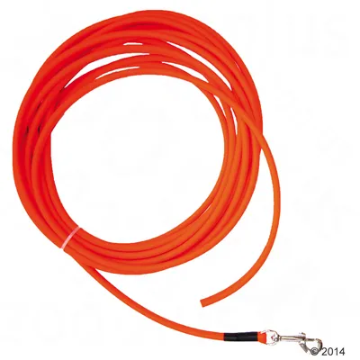 Orange lång lina av plast med metallhake i ena änden, hoprullad.