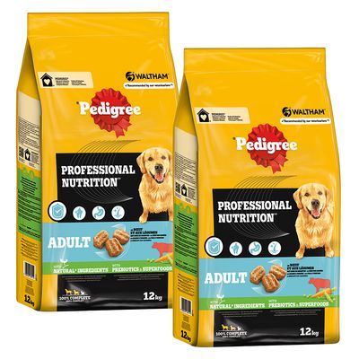 Twee zakken Pedigree Professional Nutrition Adult hondenvoer, 12 kg per zak. Tekst op verpakking: natural ingredients, with prebiotics & superfoods, afbeelding van brokken en hond.