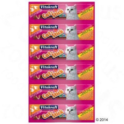 Vitakraft Cat Stick mini kattgodis, sex individuella förpackningar med bild på vit katt och text: 'Ohne Zuckerzusatz / Without sugar', orange informationsruta på varje förpackning.