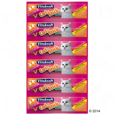Vitakraft Cat Stick mini kattgodis, sex individuella förpackningar med bild på vit katt och text: 'Ohne Zuckerzusatz / Without sugar', orange informationsruta på varje förpackning.