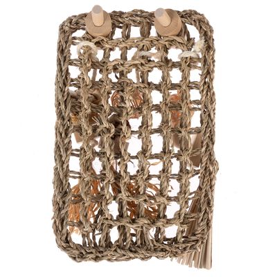 Pleciona zabawka z siatki z naturalnych materiałów z drewnianymi mocowaniami i ozdobnymi elementami, takimi jak plecione wstążki i kulki.