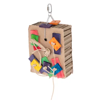 Jouet suspendu en carton ondulé avec chaînes métalliques, cordes et plaquettes en bois colorées, destiné à l’enrichissement des oiseaux ou petits animaux. Jouet suspendu en carton ondulé avec chaînes métalliques, cordes et plaquettes en bois colorées, destiné à l’enrichissement des oiseaux ou petits animaux.