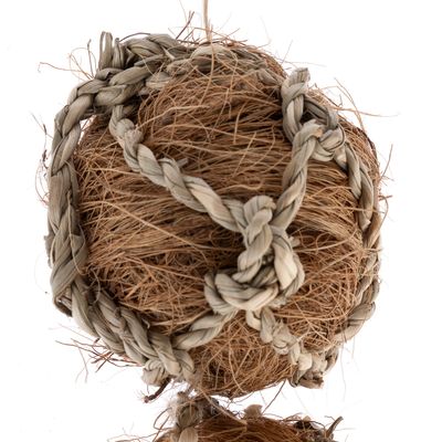 Balle en fibres naturelles de coco entourée d’une corde tressée beige, sans marque visible ni texte.