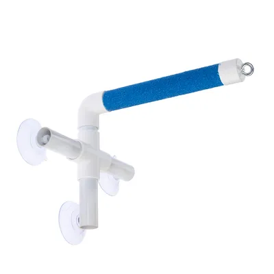 Perchoir pour oiseau avec tige bleue abrasive, support en plastique blanc et trois ventouses transparentes visibles pour fixation sur surface lisse. Perchoir pour oiseau avec tige bleue abrasive, support en plastique blanc et trois ventouses transparentes visibles pour fixation sur surface lisse.