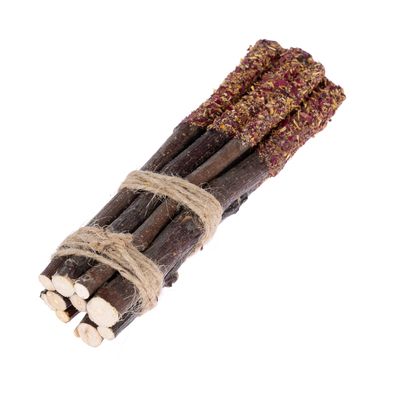 Lot de bâtonnets en bois naturel liés par une ficelle, extrémités recouvertes de morceaux végétaux séchés visibles. Aucun texte ou marque apparente.